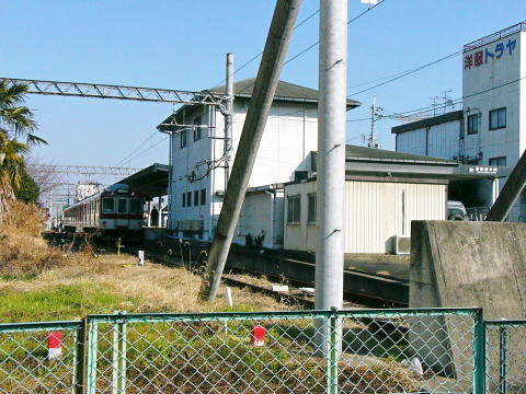 西田原本駅の裏側